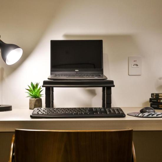 Suporte Para Monitor e Notebook Reliza ERGONEW3 por 59,00 à vista no boleto/pix ou parcele em até 2x sem juros. Compre na loja Mundomax!