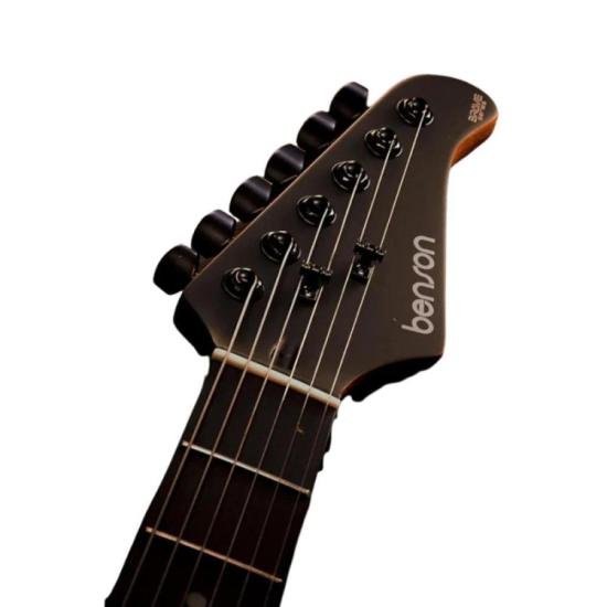 Guitarra Benson Brave Two HH Satin Black por 4.199,00 à vista no boleto/pix ou parcele em até 12x sem juros. Compre na loja Mundomax!