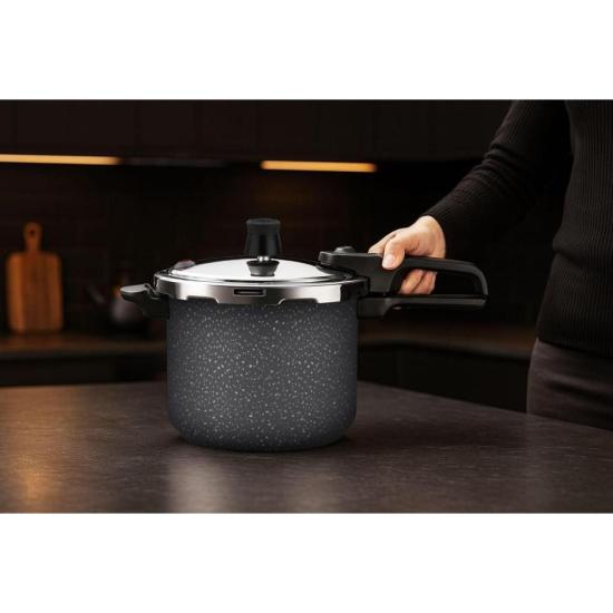 Panela de Pressão Rochedo Segura Fechamento Externo 4,5 Litros Stone Pro por 0,00 à vista no boleto/pix ou parcele em até 1x sem juros. Compre na loja Mundomax!