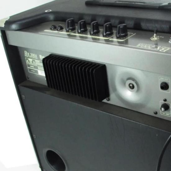 Amplificador para Contrabaixo Staner BX200A 140W 1x15\" por 3.499,00 à vista no boleto/pix ou parcele em até 12x sem juros. Compre na loja Mundomax!